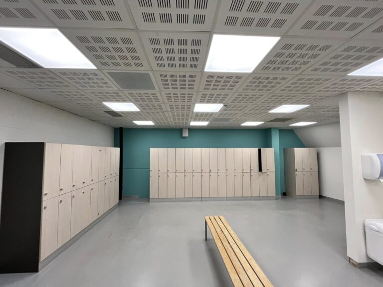 Inloopdouches met afwerking in sportzaal Jims Zottegem geplaatst door LLT