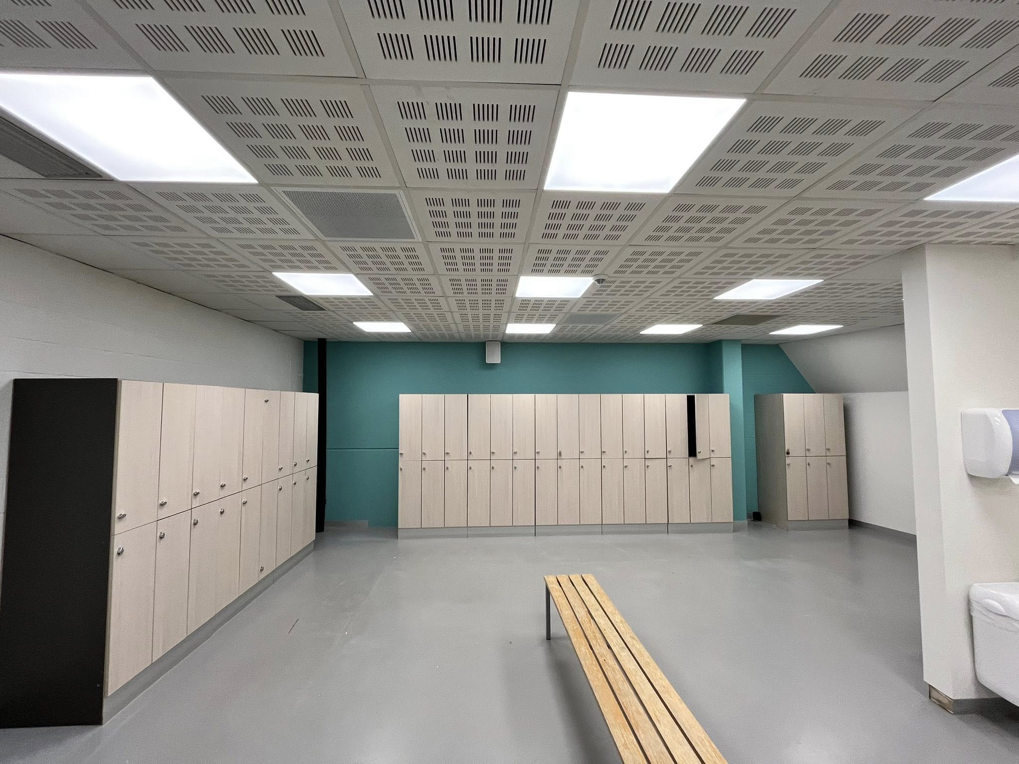 Inloopdouches met afwerking in sportzaal Jims Zottegem geplaatst door LLT