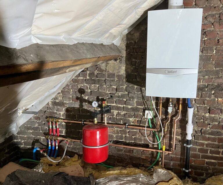 Gasketel met nieuw koperleidingnetwerk en collector