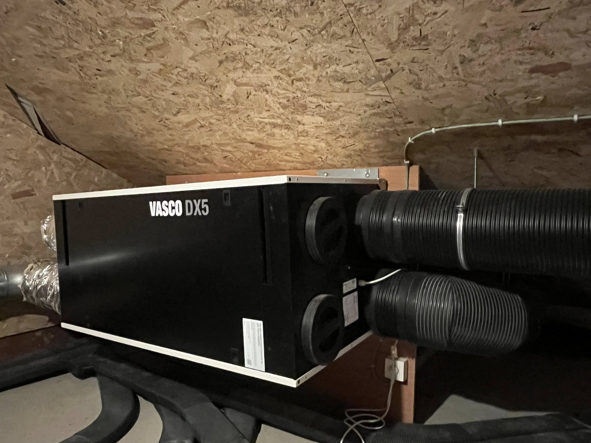 Ventilatiesysteem D met warmteterugwinning, ventilatie-unit en ventiel in woning