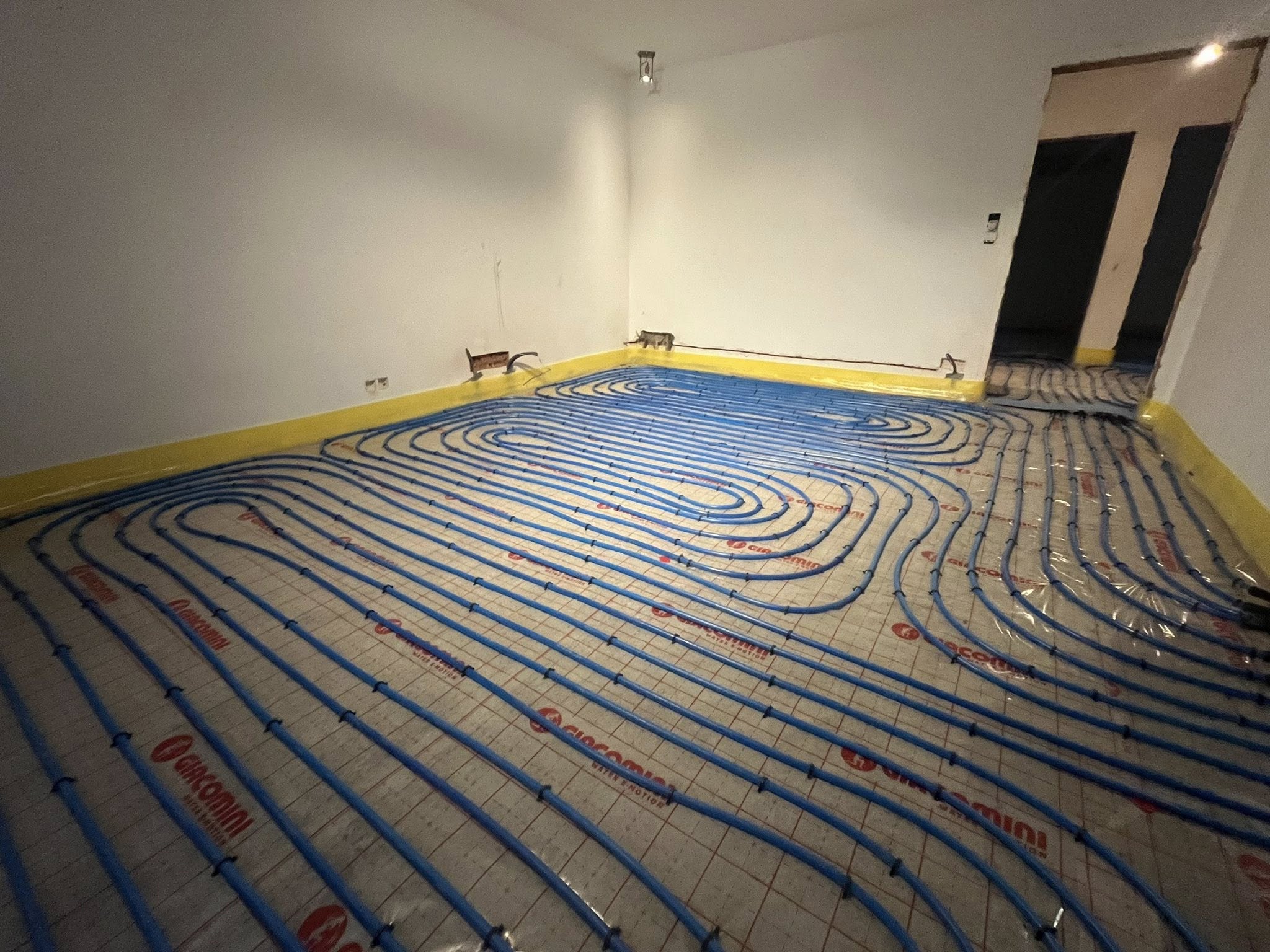 Vloerverwarming geplaatst met collector, voorbereid op verwarming met warmtepomp