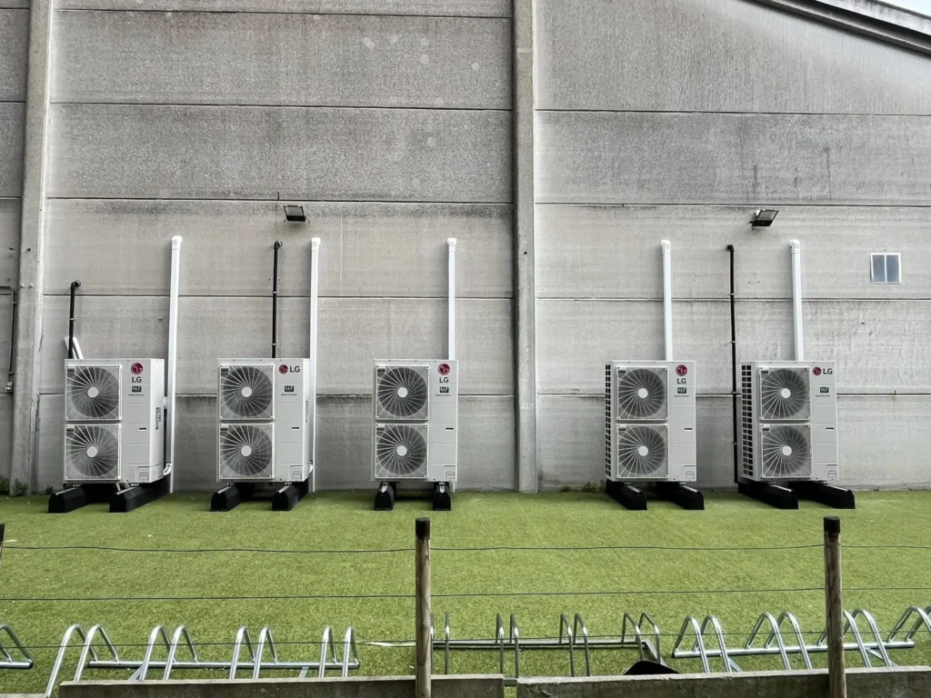 Meerdere LG airco buitenunits opgesteld bij fitnessclub Jims Brugge geplaatst door LLT