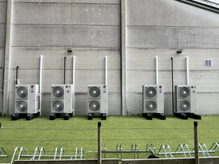 Meerdere LG airco buitenunits opgesteld bij fitnessclub Jims Brugge geplaatst door LLT