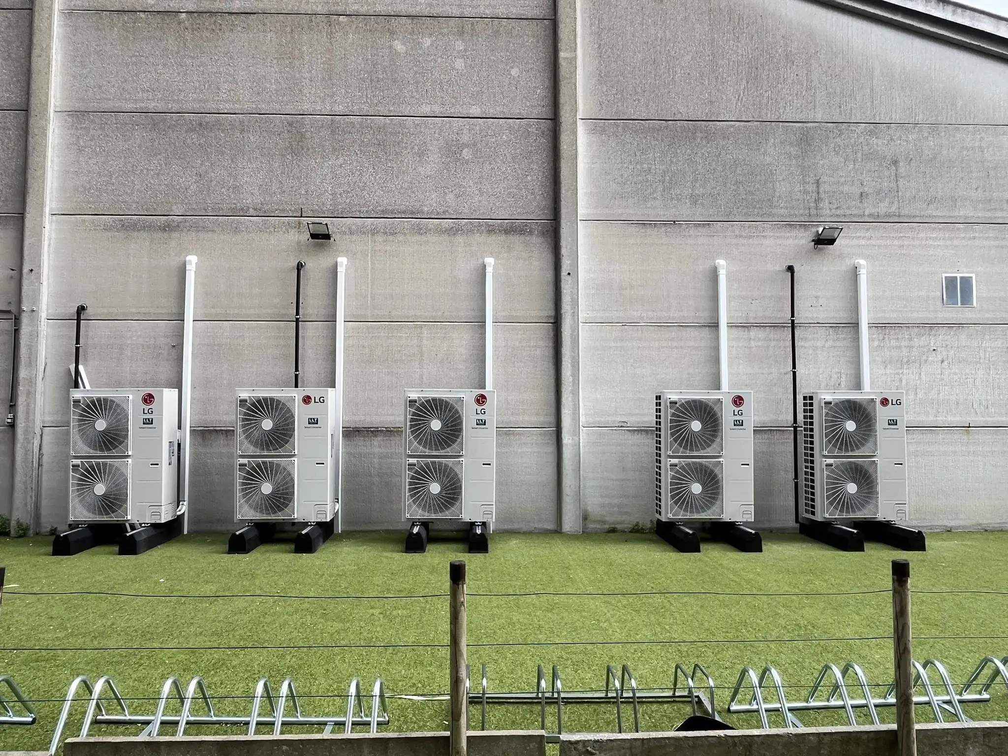 Meerdere LG airco buitenunits opgesteld bij fitnessclub Jims Brugge geplaatst door LLT