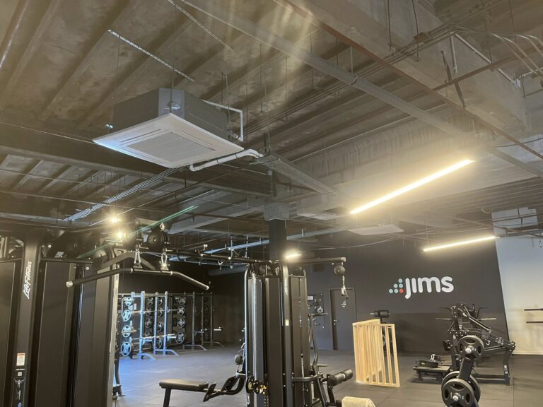 Airco-installatie in fitnessruimte met cassette-units binnen en buitenunits op het dak