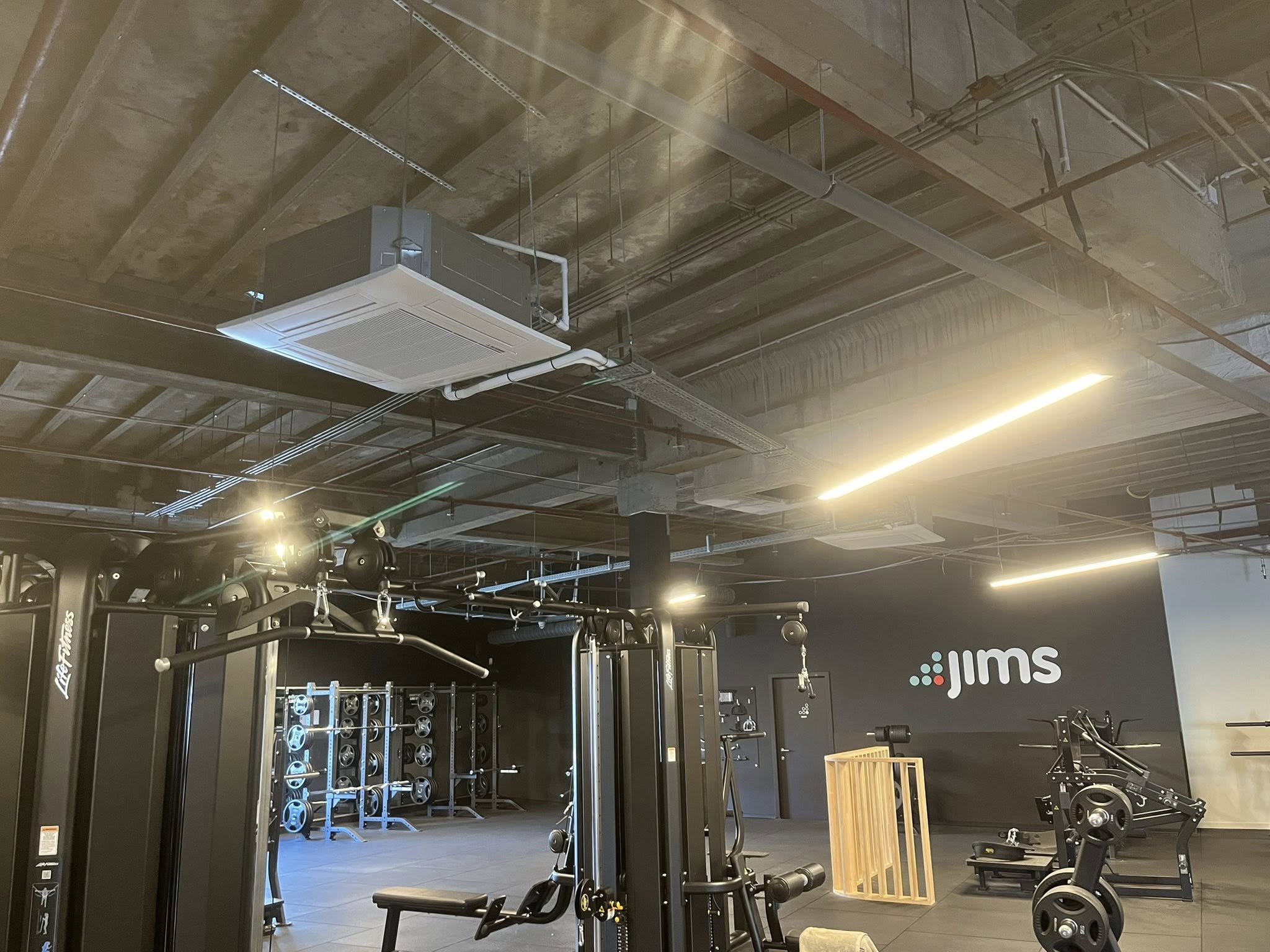 Airco-installatie in fitnessruimte met cassette-units binnen en buitenunits op het dak