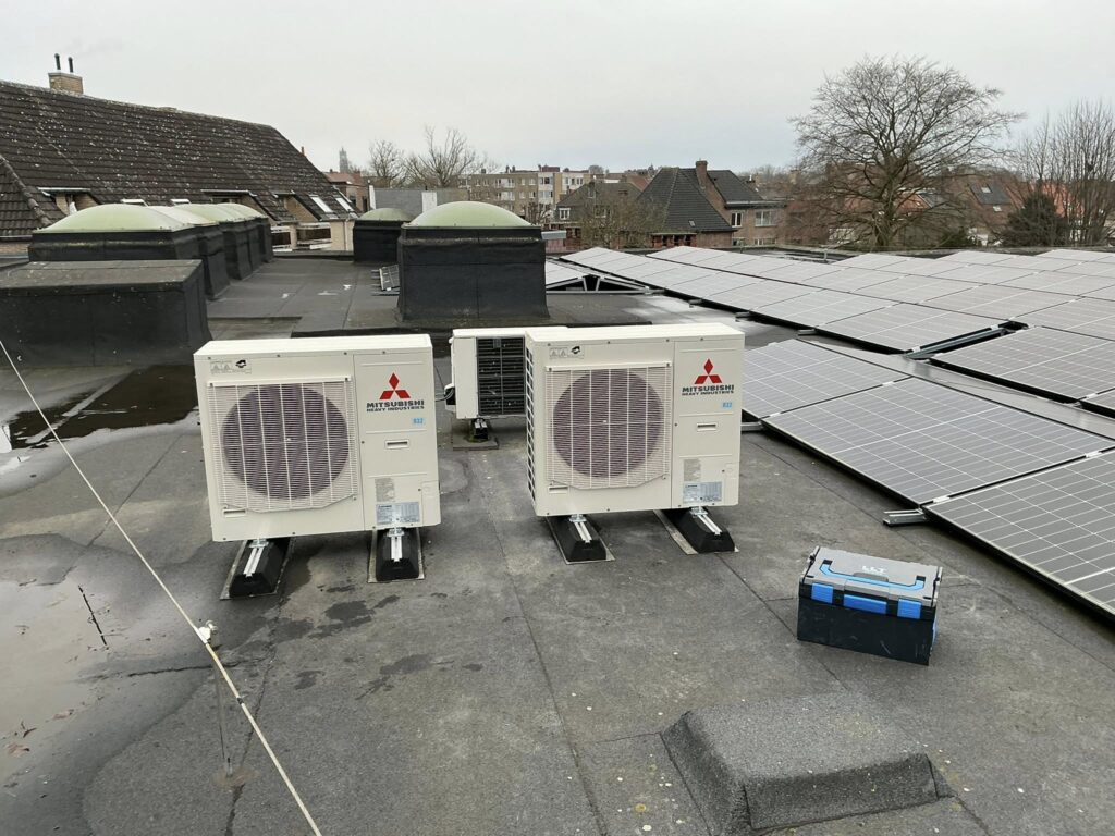 Project van airco-installatie in fitness met plafondcassettes en buitenunits op het dak