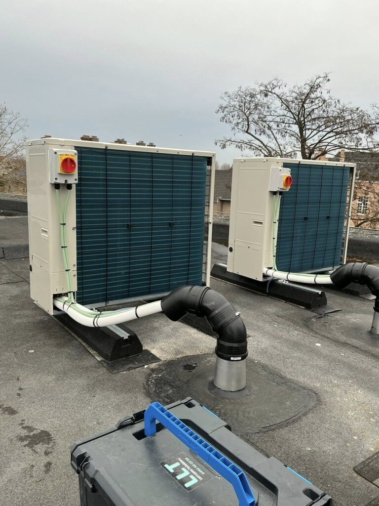 Project van airco-installatie in fitness met plafondcassettes en buitenunits op het dak