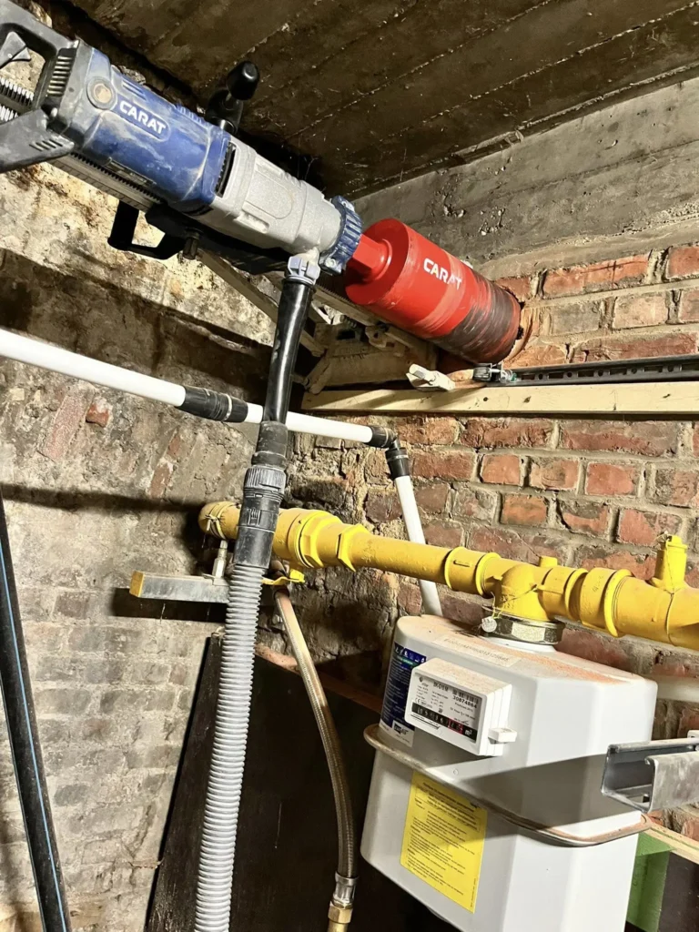 Diamantboring onder hoek uitgevoerd met kernboormachine door LLT