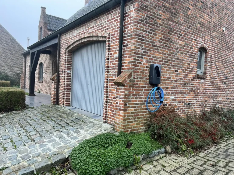 Etrel laadpaal met vaste laadkabel geplaatst aan een gevel door LLT