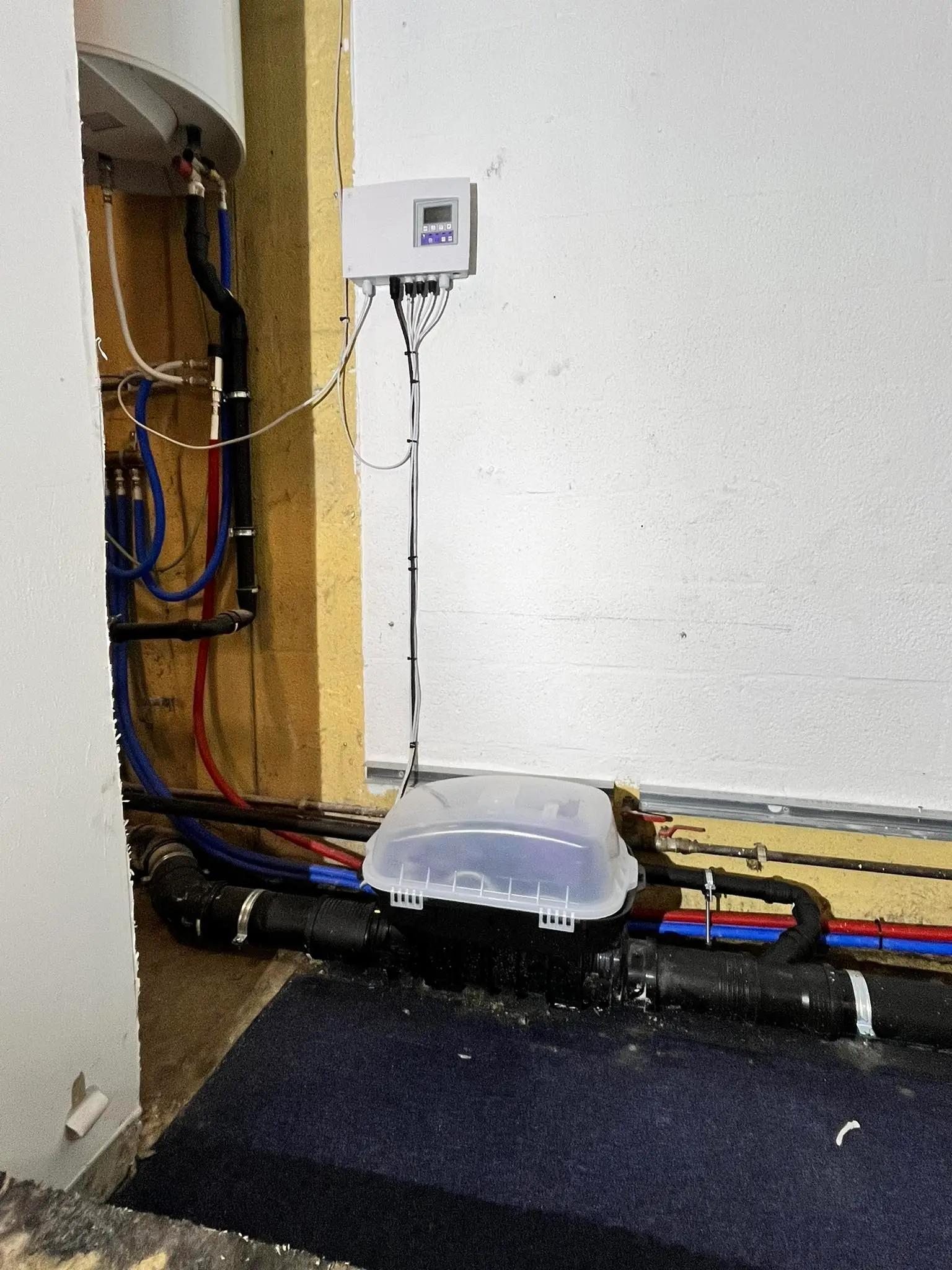 Kessel GCC terugstroombeveiliging met slimme sturing geïnstalleerd in een bedrijfsgebouw door LLT