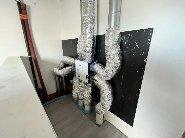 Renson ventilatiesysteem C met geïsoleerde kanalen en trillingsdempers geïnstalleerd door LLT
