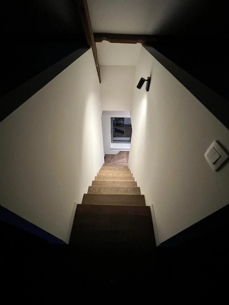 Trapverlichting met inbouwspots in 2700K warm licht geplaatst door LLT
