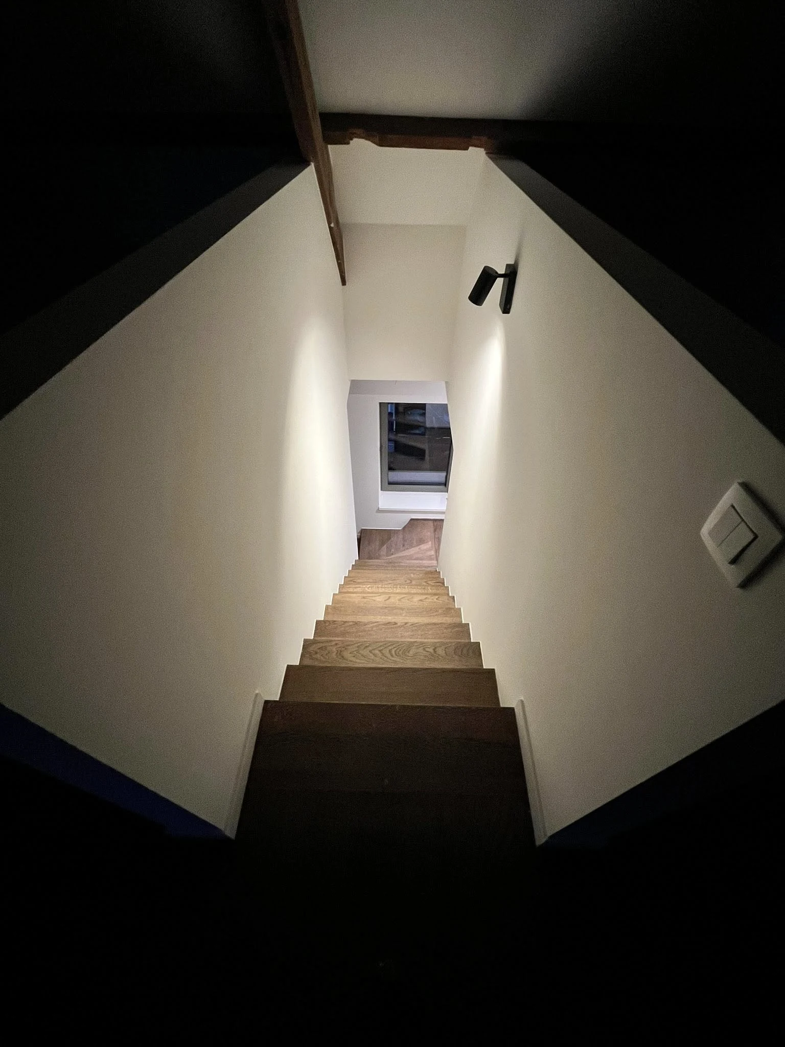 Trapverlichting met inbouwspots in 2700K warm licht geplaatst door LLT