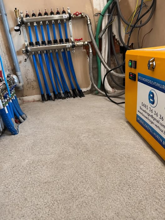 Nieuwe vloerverwarming met collector veilig opgestart met een mobiele ketel door LLT