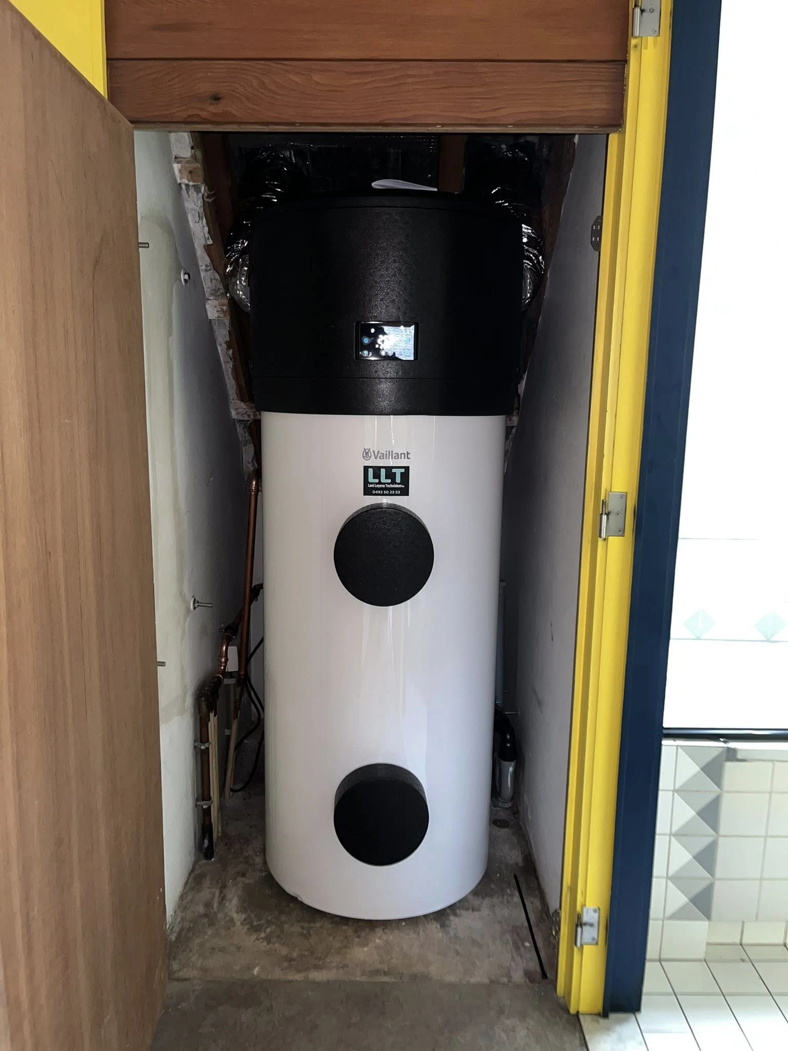 Nieuwe Vaillant warmtepompboiler op R290 met vernieuwd koperleidingnetwerk geïnstalleerd door LLT