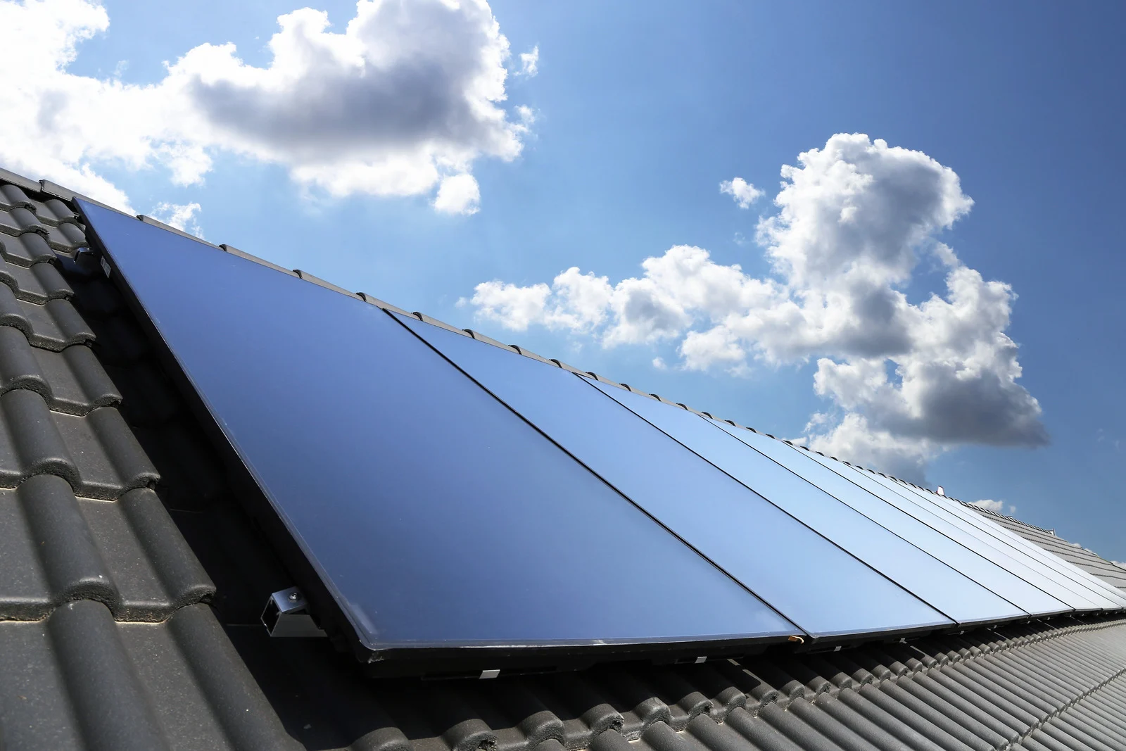 Zwarte zonnepanelen geïnstalleerd op een dak in Aalst door Leni Loyens Technieken.