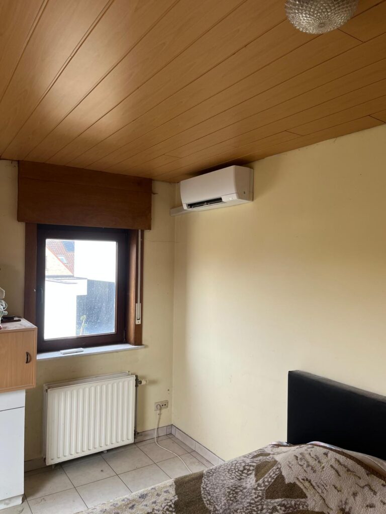 Mitsubishi wandmodel airco geplaatst boven een bestaande radiator in een woning door LLT