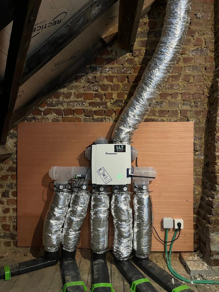 Vraaggestuurd C+ ventilatiesysteem met geïsoleerde kanalen geplaatst op zolder door LLT
